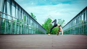 乔什·艾伦季后赛“空地双杀”：一场把比尔队送上历史转折的客场胜利