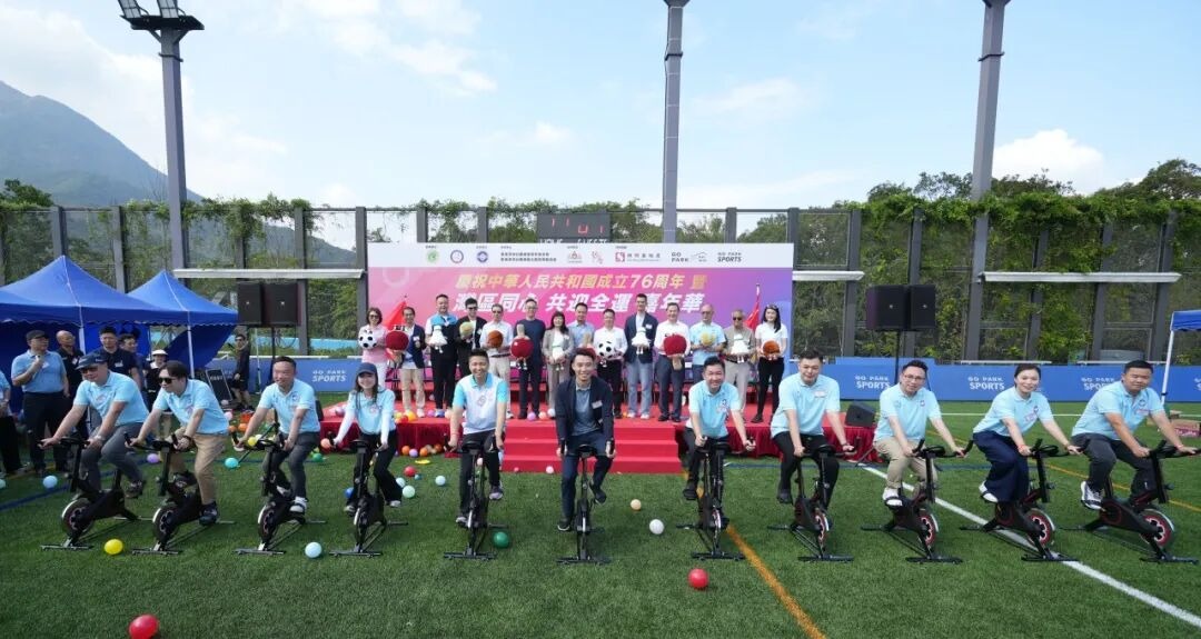 为什么本垒板后方的低亮度背景能显著提升打者对一百英里速球的反应